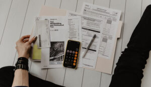 Read more about the article Was ist die Quellensteuer in der Schweiz – doppelt Steuern zahlen?